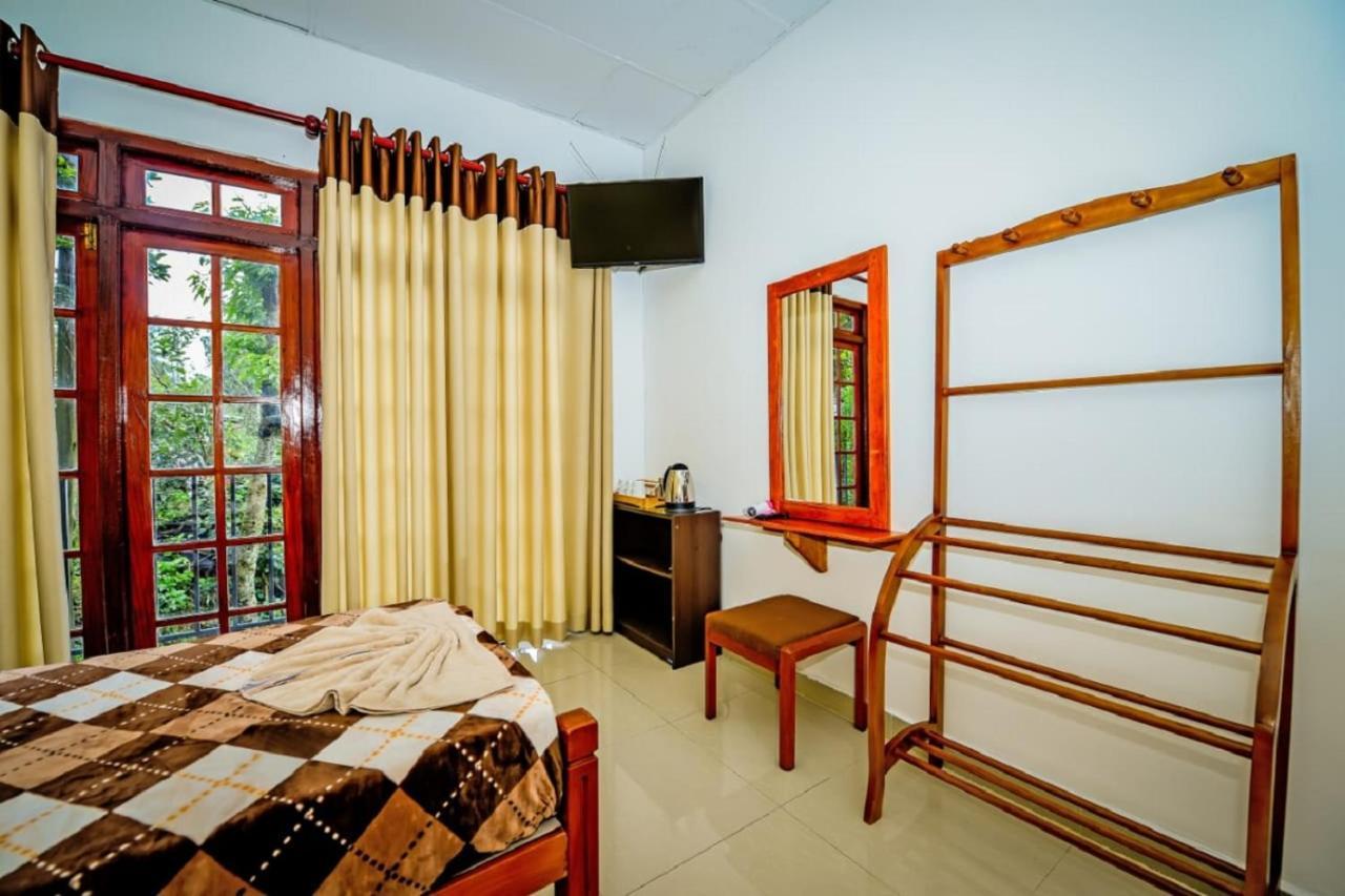 Lily Hotel *